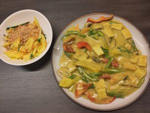 Mango Salat with Tofu Curry at The Little Hanoi in Brasov