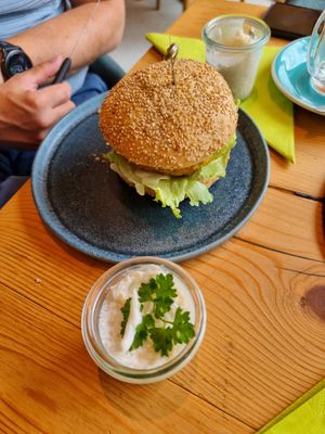 Burger mit Selleriesalat at Café für Dich am Naturzeithof in Hirschegg