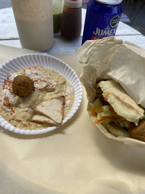 El hummus esta muy rico  at Falafelito - Coyoacan in Mexico City