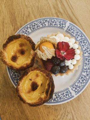 Pastel de nata & tarteleta 💚 at Odete Bakery - Cedofeita in Porto