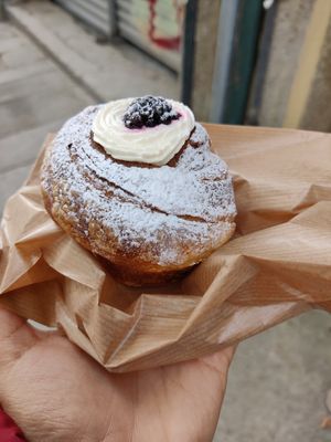 Croffle at Odete Bakery - Cedofeita in Porto