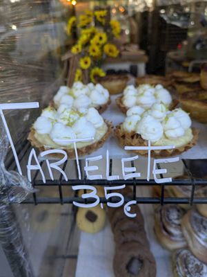 Lemon tarts at Odete Bakery - Cedofeita in Porto