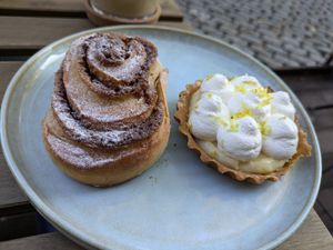 Cinammon roll and lemon tart at Odete Bakery - Cedofeita in Porto