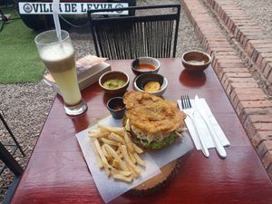 Hamburguesa mixta y jugo de freijoa at Happy Monkey  in Villa De Leyva