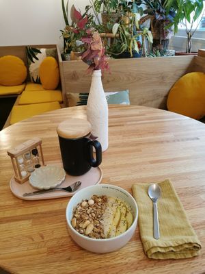 Un granola avec yaourt vegan, fruits de la saison et un thé at Le Rancard in Lyon