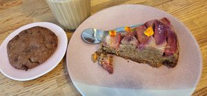 Tarte pêches sarrasin et cookie beurre de cacahuètes at Le Rancard in Lyon