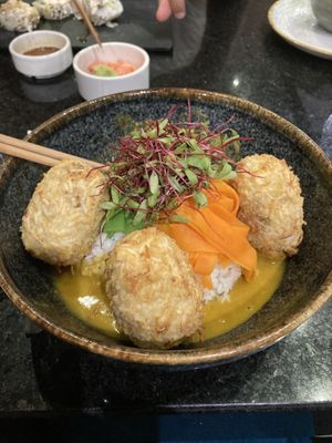 Korakke curry, croquetas de plátano empanizadas al coco con curry amarillo y un montón de vegetales encima. Recomendado.    at Sushi Roll in Merida