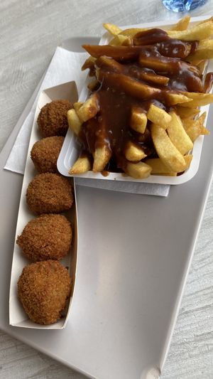 Bitterballen en stoofvleessaus (vegan)  at Frituur Lovato's in Genk