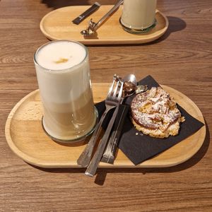 Veganer Latte macchiato und Apfel Tarte at Lila Luchs in Zofingen