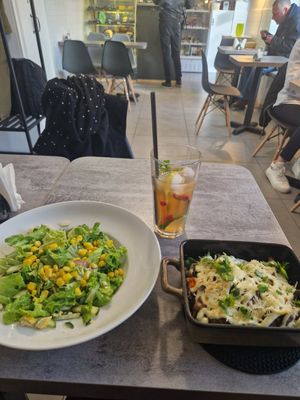 "Jarkoe" (right) and salad (left) with non alcoholic mojito at Country House - Сельский Дом in Minsk