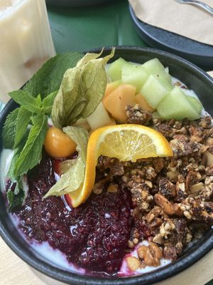 Bowl mit Granola und Johhurt  at Bean There in Hamburg