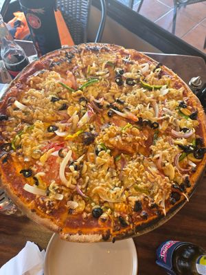 Large vegan pizza with onions, mushrooms, peppers, tomato, black olives & vegan cheese 😋😋 at Mi Pizza  in Liberia
