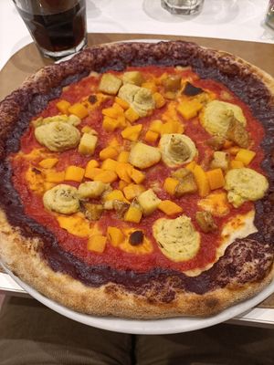 Pizza Lilli (
Polpa di Pomodoro, Cornicione Ricoperto di Crema al Radicchio, 
Zucca a Cubetti, Patate, Hummus di Castagne) at OV.ER Pizzeria in Rovereto