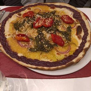 Pizza Road (polpa di Pomodoro Giallo, Cime di Rapa, Cipolla Rossa e Gialla, 
Cornicione Ricoperto di crema al Radicchio,
Dopo Cottura Pomodorini Rossi Semidry e Granella Nocciole at OV.ER Pizzeria in Rovereto