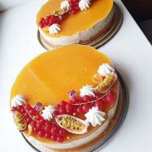 Mango and passionfruit cheesecakes at Moonihelves in Tallinn