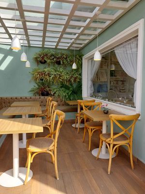 Confeitaria saudável com opções veganas e área externa 🪴🪴🪴 at Tássia Healthy Bakery in Bauru