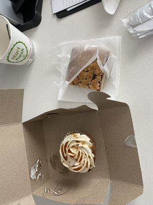 Raspberry Square and Almond Caramel Cupcake  at Sophie Sucree in Montreal