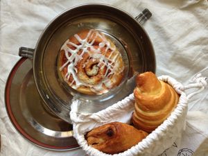 Roulée à la cannelle à -50% (et délicieux) et les pâtisseries prisent aussi à emporter dans mes contenants ! at Sophie Sucree in Montreal