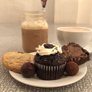 Cupcake forêt noire, Boules chocolat et canneberge, Truffes caramel à la fleur de sel, Brownie, Chaï latte au lait de soya et Chocolat chaud at Sophie Sucree in Montreal