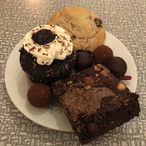 Cupcake forêt noire, Boules chocolat et canneberge, Truffes caramel à la fleur de sel et Brownie at Sophie Sucree in Montreal