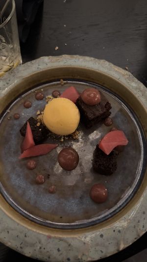 Vegan brownie met stoofperensaus en mango ijs  at De Basiliek in Groningen