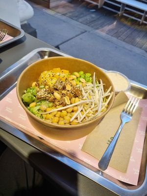 Bowl with Bulgur, veggies & tofu with a sesame dressing at Salad Jungle in Vienna