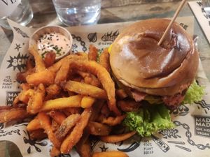 Double cheese bacon burger con boniato at Mad Mad Vegan - Barcelona in Barcelona