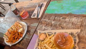 Zu ihrer linken, das sagenumwobene Clubsandwich 🫨 at Mad Mad Vegan - Barcelona in Barcelona