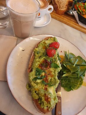 Avocado-Tomaten-Brot at Mani im Vierten in Vienna