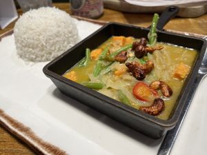 Sri Lankan sweet potato & green bean curry  at LHR - The London‘s Pride - T2 in London