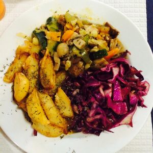 stew with potatoes and red cabbage at Shanti Cafe in Coimbra