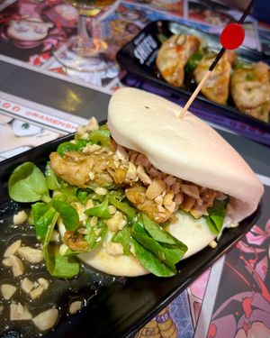 Bao bun Nuku nashi (vegan): bao bun stuffed with Heura (vegan protein), peanuts, lamb's lettuce and sesame sauce at Ramen Shifu in Oviedo