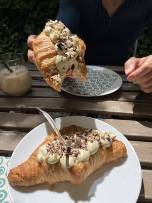 Gefülltes Croissant mit frischen Erdbeeren und Pistaziencreme   at supercafé in Giessen