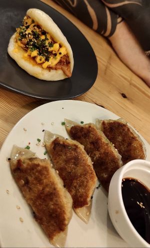 "Bao de Pulled Jackfruit" y "Gyozas de carne vegana" at UMAMI Plantbased in Barcelona