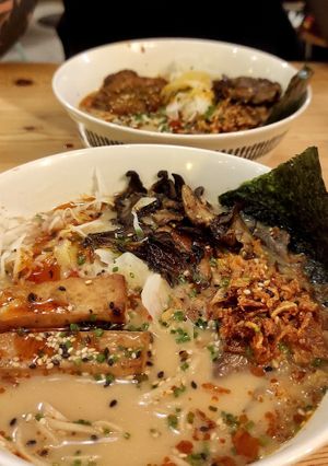 "Creamy Mushroom Ramen" con tofu marinado at UMAMI Plantbased in Barcelona