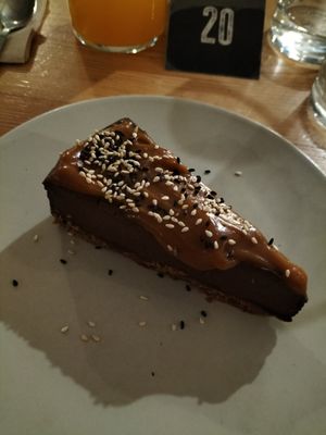 Cheesecake de soja i dolç d llet 🤓 at UMAMI Plantbased in Barcelona