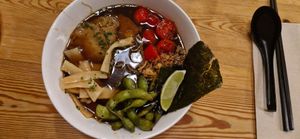 Ramen fred d'estiu at UMAMI Plantbased in Barcelona