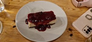 Chesscake d'anacard amb fruita vermella at UMAMI Plantbased in Barcelona