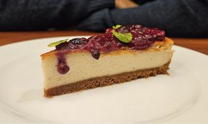 Cheesecake at UMAMI Plantbased in Barcelona