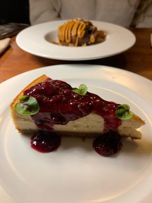 Cheesecake mermelada de frutos del bosque (6,5€) at UMAMI Plantbased in Barcelona