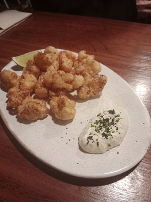 Cauliflower Karaage with delicious dip 😋 at UMAMI Plantbased in Barcelona