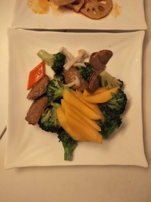 Beef and broccoli with mango at Su Ren - Veg Inn in Shanghai
