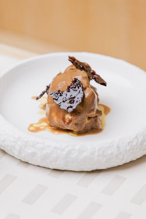 Cavolfiore acidulato con aglio nero e tuille al cacao at Laboratorio in Mantova
