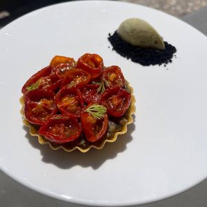 Tartelletta con mantecato di melanzane, pomodorini confit, terra di olive e gelato al pistacchio (vegan) at Laboratorio in Mantova