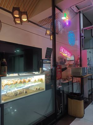 Vitrina con oniguiris at Come Kome Onigiris in Santiago