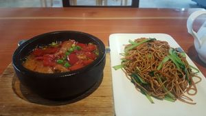 Tofu claypot and Shanghai noodles at Zǎozǐ Shù - Vegetarian Life Style - Yuanshen in Shanghai