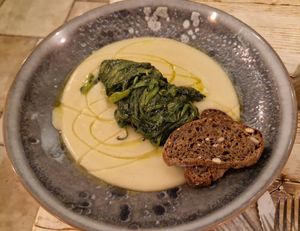 Fave e cicorie at Mamapulia in Bari