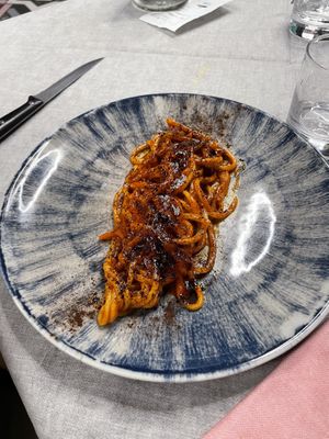 Spaghetti crema di peperoni e polvere di liquirizia   at Bistromeet in Mantova