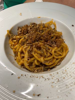 Spaghetti con ragù vegano e polvere di funghi porcini   at Bistromeet in Mantova