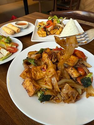 Lunch Special Pad Kee Mao at Onedee Thai  in Queens